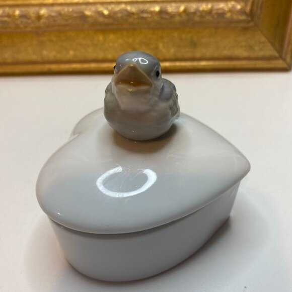 Vintage Otagiri Trinket Box White Porcelain Heart with Blue Bird on Lid 3x3x3 - Picture 3 of 7